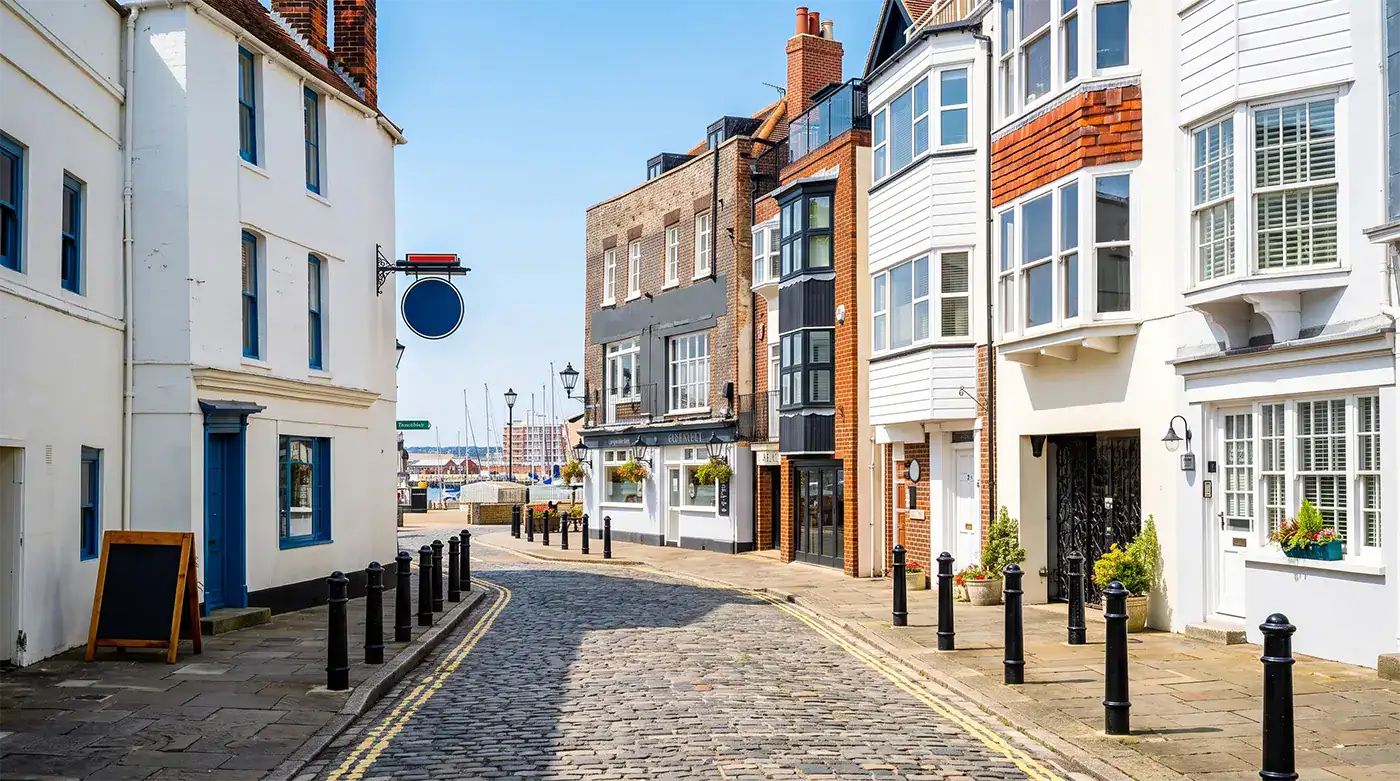 You are currently viewing Removals in Gosport: A Local Guide for Moving to or From this Solent Town (2026)